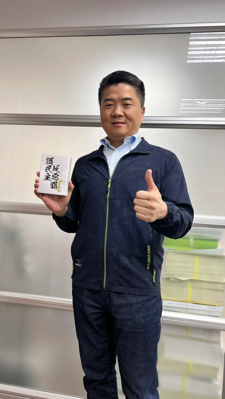 針對罷團的攻勢，顏寬恒霸氣回應「讓民進黨再輸一次」。翻攝顏寬恒臉書