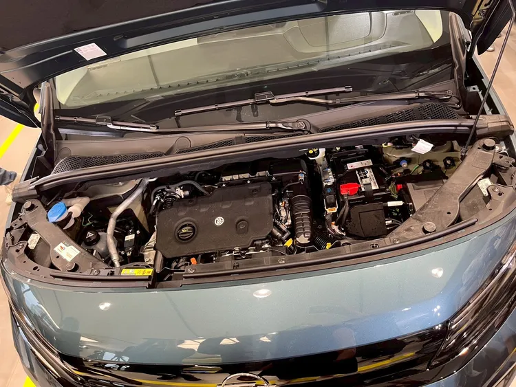 OPEL全新COMBO搭載1.5 升 BlueHDi柴油引擎，並結合8速手自排變速系統。周奕豪攝