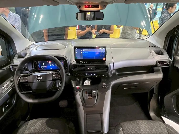 OPEL COMBO車內包括大型觸控螢幕、Apple CarPlay與Android Auto、倒車顯影、多媒體娛樂系統等一應俱全。周奕豪攝