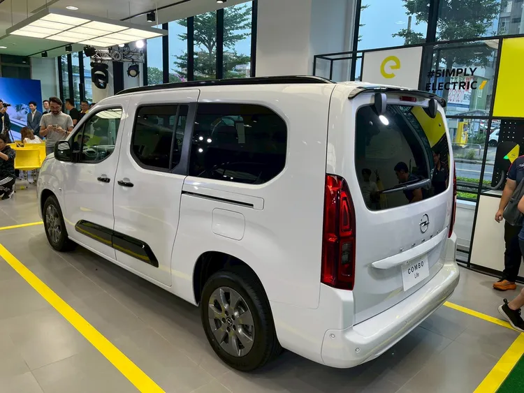 OPEL COMBO採用車身同色前後保桿設計，並搭配VIZOR DESIGN後尾翼，展現更細膩視覺質感。周奕豪攝