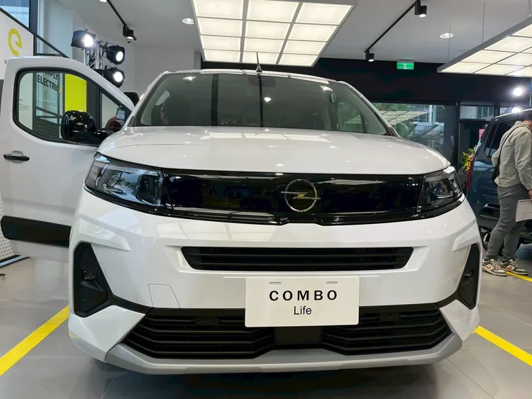 OPEL COMBO提供同級車罕見的高階配備，包括同級唯一的Intelli-Lux LED矩陣式頭燈，提升夜間行車安全與科技感。周奕豪攝