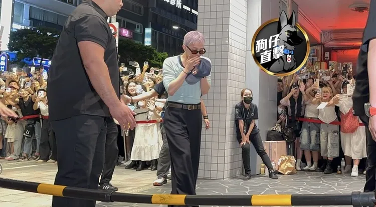 韓流天王GD權志龍13日深夜脫帽耍帥致敬，到「金豬食堂」慶功。特勤中心攝