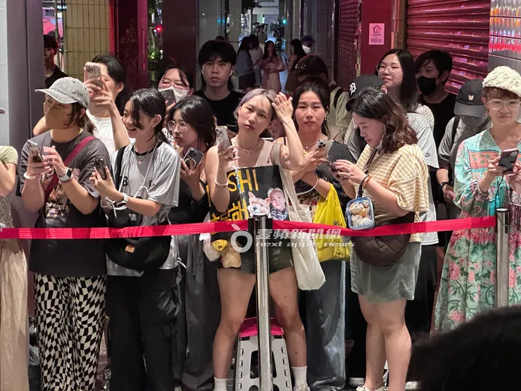 Hoshi的女粉絲帶著名字看板到場，只為一睹偶像風采。特勤中心攝