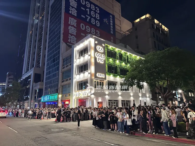 GD權志龍13日深夜降臨愛店「金豬食堂」，破千名粉絲聚集朝聖，盛況空前。特勤中心攝