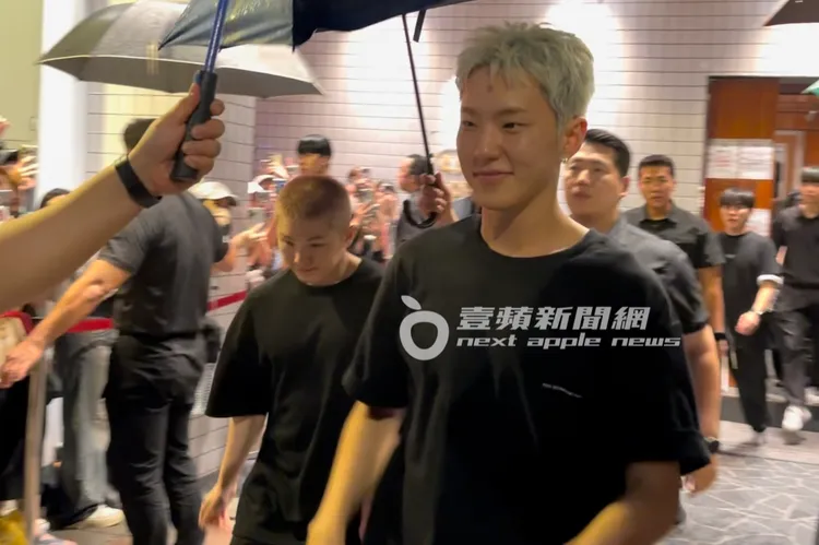 HOSHI（右）和WOOZI準備搭保母車回遠東香格里拉飯店休息。特勤中心攝