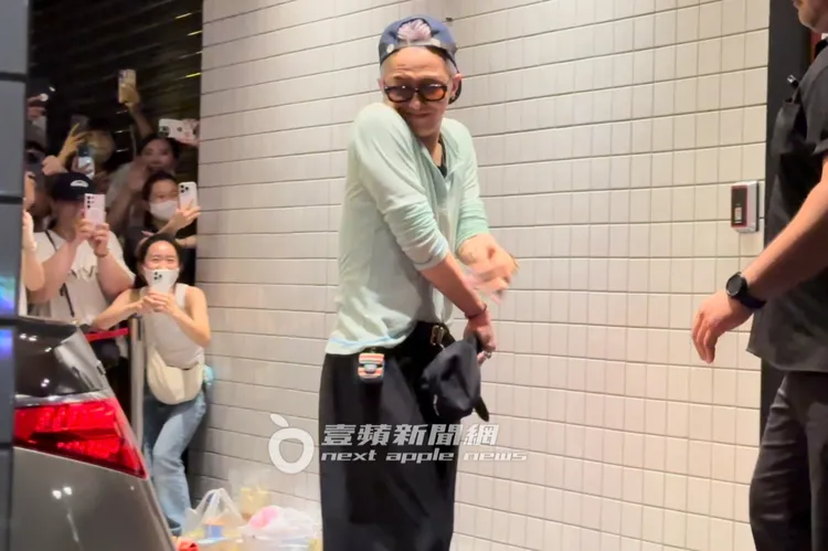 GD權志龍慶功到隔天凌晨1點，才走出「金豬食堂」。特勤中心攝