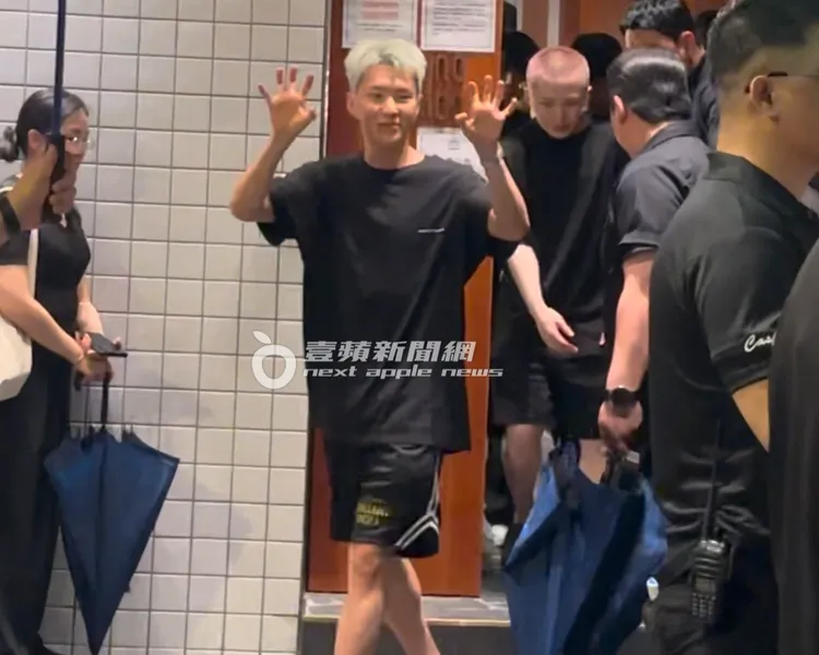 「豪雨小隊」HOSHI離開金豬食堂，不斷對克拉們比出虎爪，象徵「虎浪嘿」寵粉。特勤中心攝