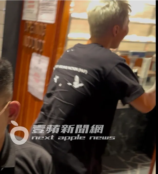 Hoshi與Woozi在保鑣護送下走進金豬食堂用餐。特勤中心攝