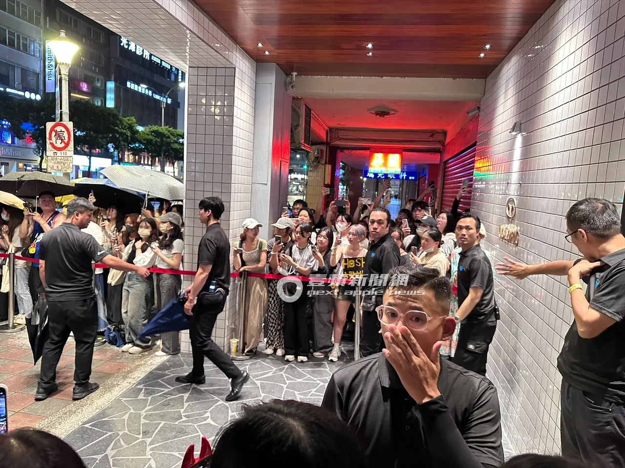 现场部署10位保镳到场维持秩序。特勤中心摄