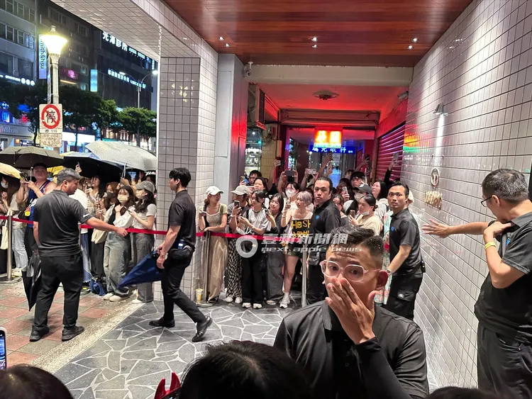 慶功宴現場部署10位保鑣維持秩序。特勤中心攝