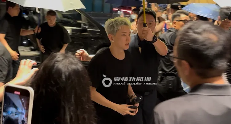 天空突然下起雷陣雨，與「HxW豪雨」小隊的稱號十分應景，彷彿雨神降臨。特勤中心攝