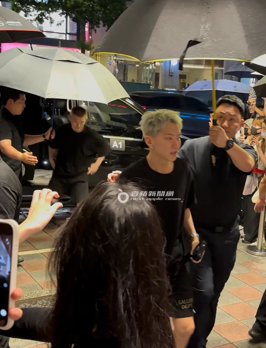 Hoshi与Woozi一前一后,走进金猪食堂。特勤中心摄