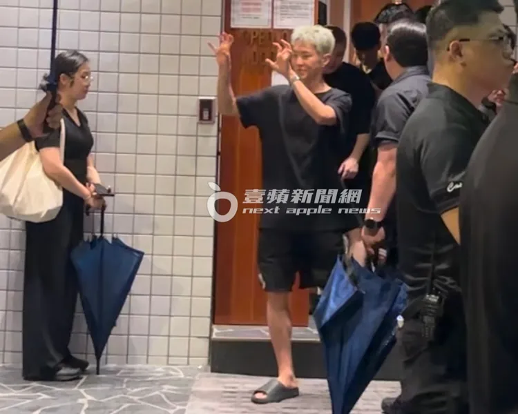 深夜11點，SEVENTEEN成員HOSHI雙手比出招牌虎爪，送給克拉（粉絲名）們「虎浪嘿」（我愛你）。特勤中心攝