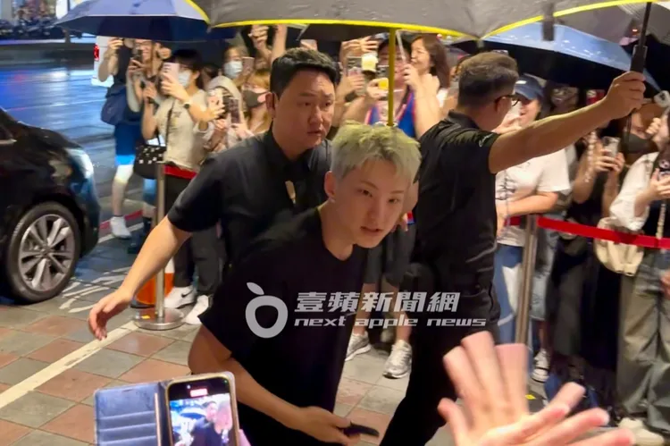 Hoshi禮貌性的對著等候的克拉們（粉絲名）鞠躬致意。特勤中心攝