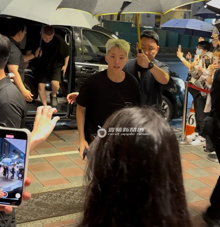 Hoshi與Woozi一前一後，在保鑣護送下走進金豬食堂。特勤中心攝