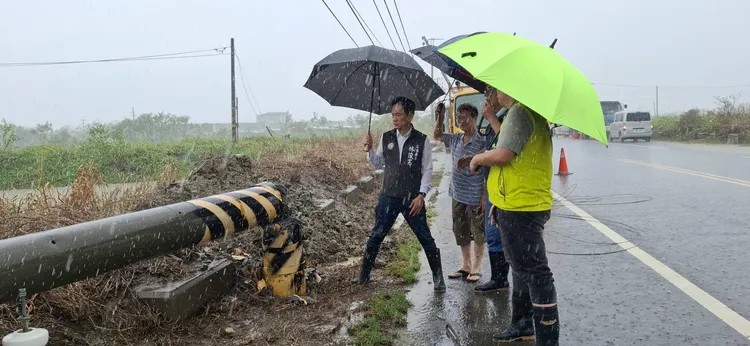 七股正逢大潮，導致沿岸的村里都遭受淹水之災。郭國文辦公室提供