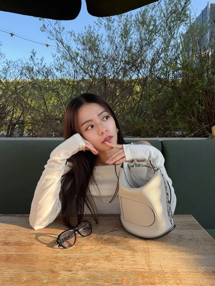 宋芸樺演繹冷冽灰Pin Twis手袋。翻攝宋芸樺IG