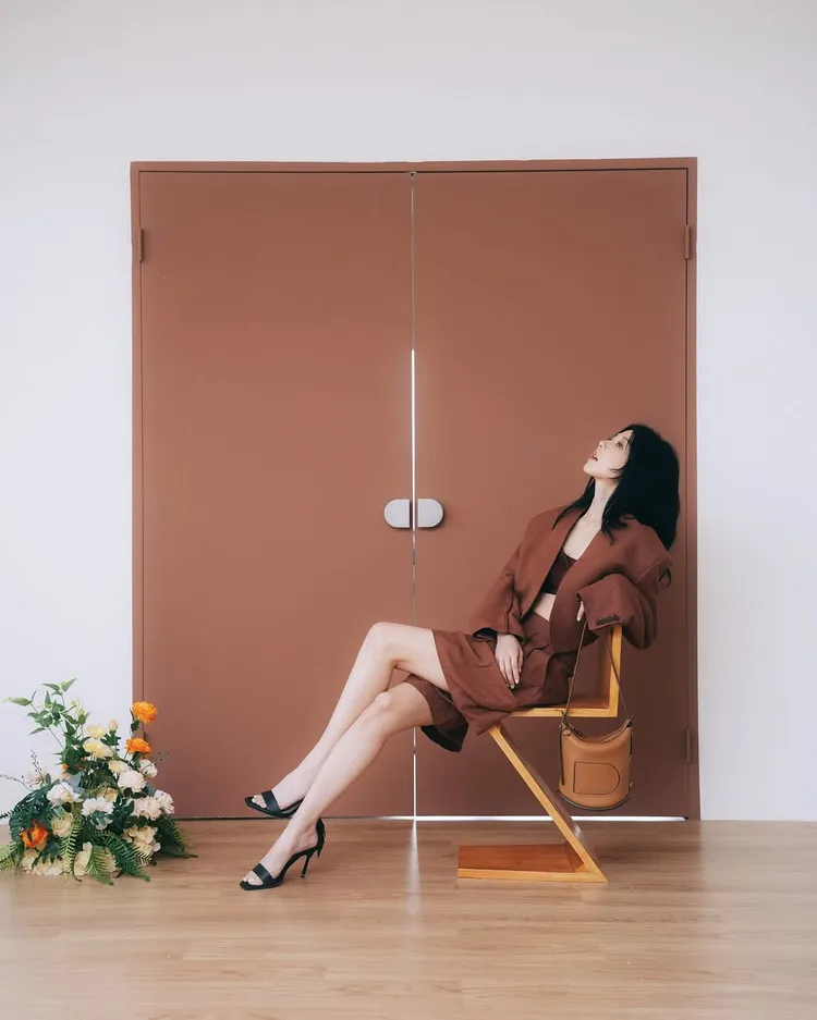 邵雨薇在陶土棕色套裝內搭Bra，小小曬出性感纖腰。翻攝邵雨薇