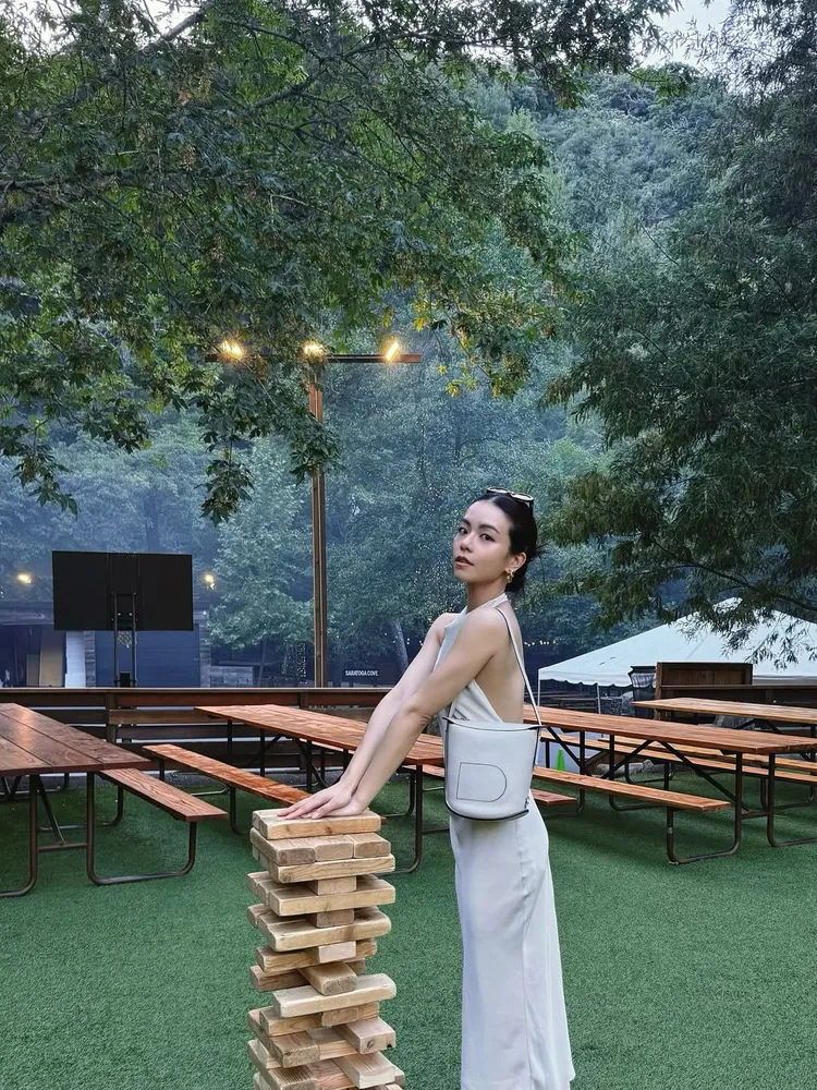 宋芸樺換上白色繞脖洋裝曬出整片美背。翻攝宋芸樺IG