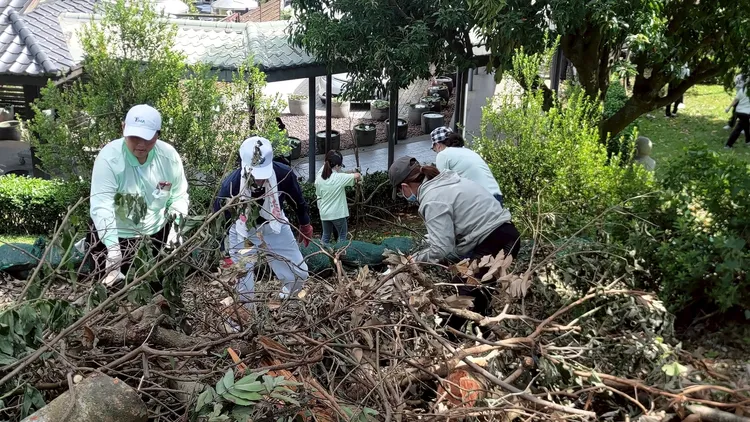 大林慈濟醫院工作人員眷屬協助清理受災環境。大林慈濟醫院提供