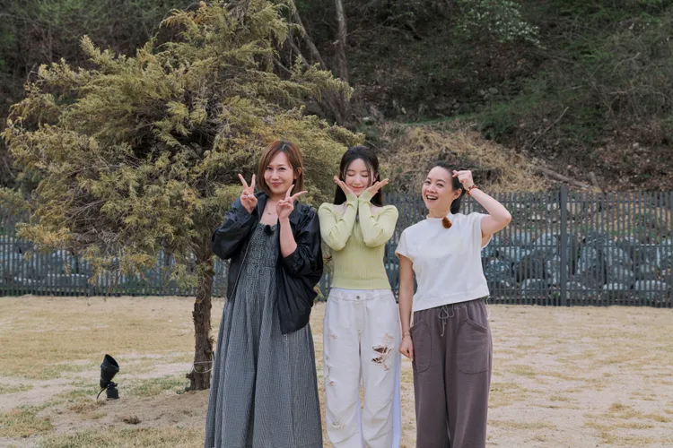 曾寶儀（右）稱讚葉舒華（中）的皮膚白到完全不需要反光板。三立、MyVideo提供