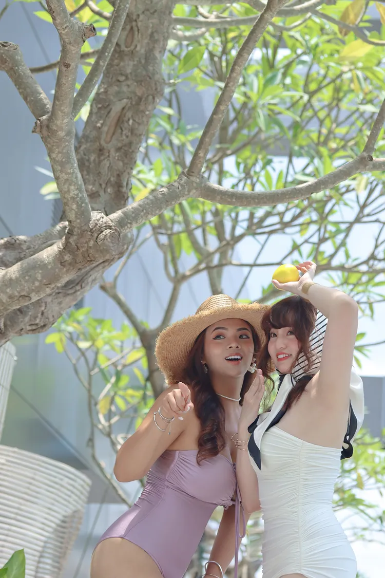 板橋凱撒大飯店與台灣設計泳裝品牌 HÁI the label 再度合作，精選熱銷款式贈送給專案房客，剪裁修身、百搭有型，為夏日假期增添專屬風格。板橋凱撒大飯店提供