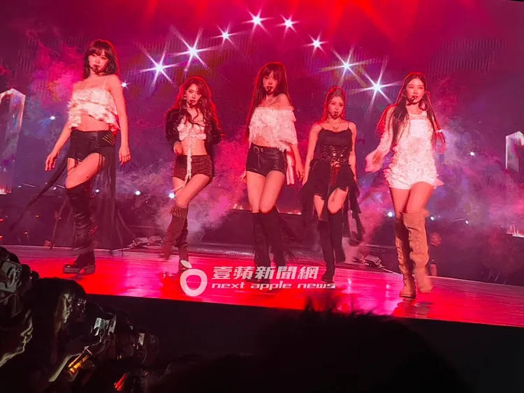  LE SSERAFIM由金采源（左起）、宮脇咲良、洪恩採、許允真、KAZUHA組成，今晚勁歌熱舞炒熱氣氛。讀者提供