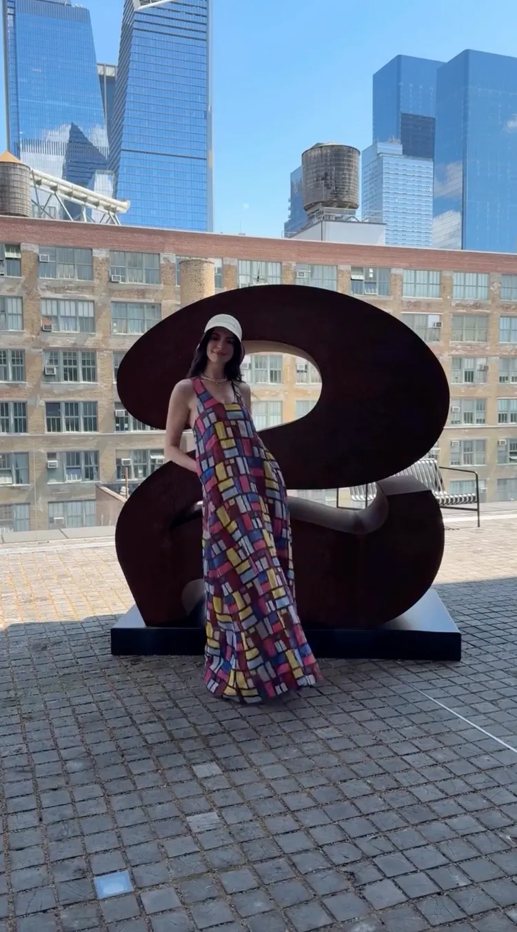 安海瑟薇另也以Gabriela Hearst格紋撞色長洋裝打造華麗的度假風格。翻攝安海瑟薇IG