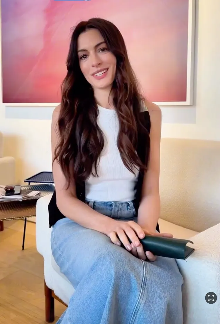 簡約的白背心、牛仔褲造型，加上黑色罩衫後就輕鬆營造層次美感。翻攝安海瑟薇IG