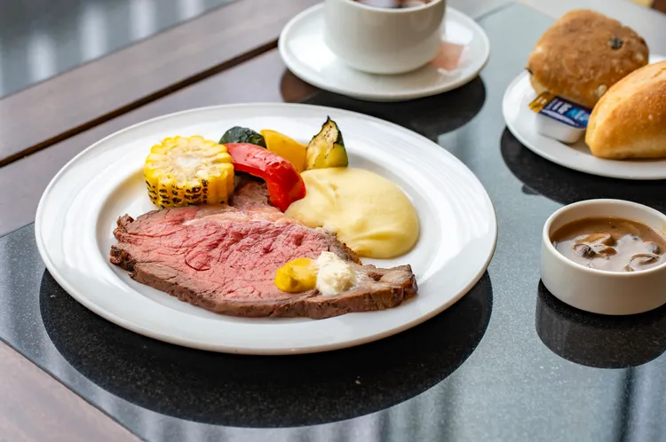 大倉久和大飯店歐風館爐烤牛排。業者提供