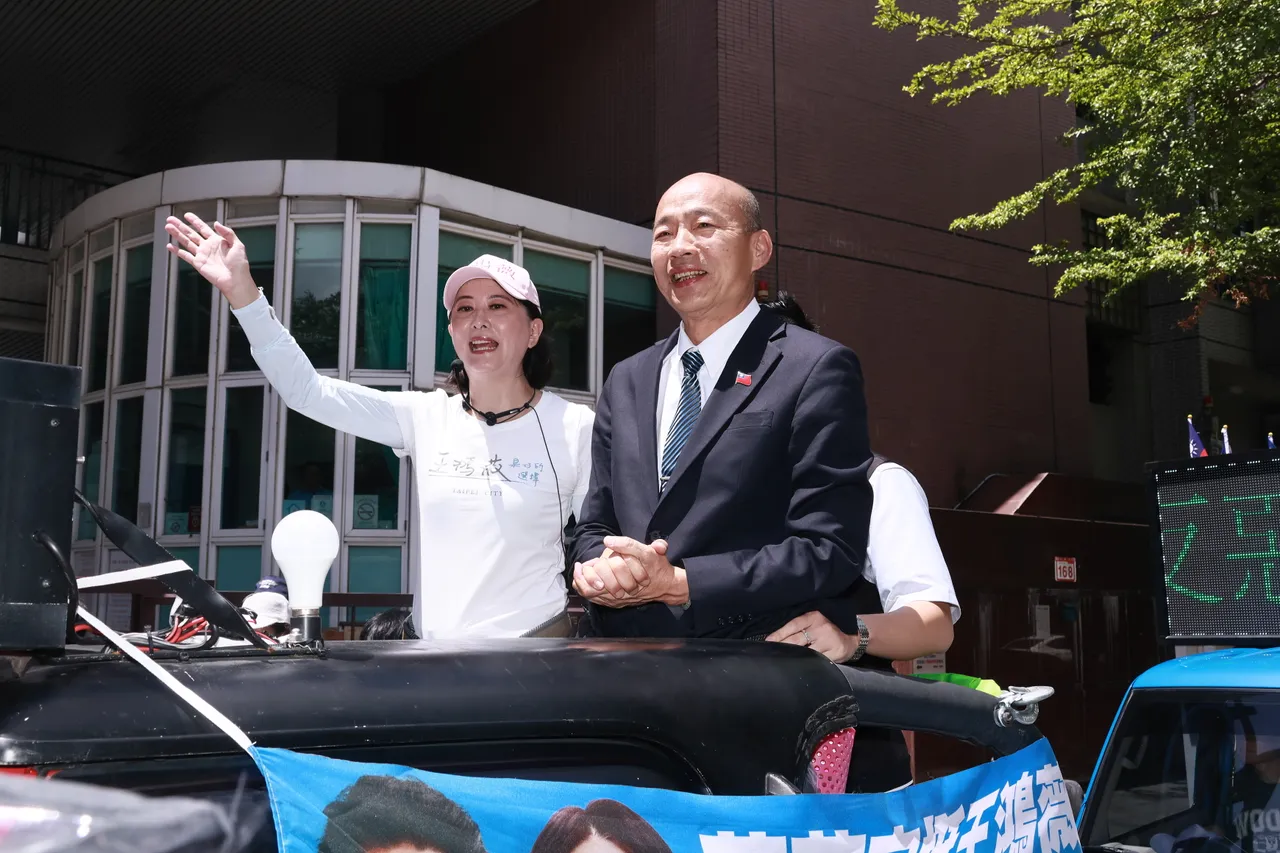 国民党立委王鸿薇健康国小前反罢免扫街 立法院长韩国瑜。彭欣伟摄