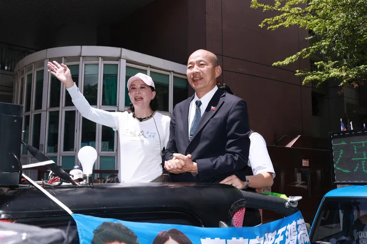 國民黨立委王鴻薇健康國小前反罷免掃街 立法院長韓國瑜。彭欣偉攝