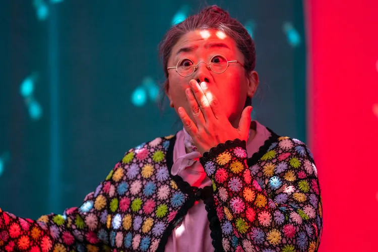 李姃垠飾演曹政奭的媽媽。車庫娛樂提供