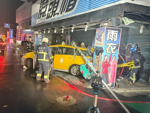 死亡左转!计程车惨遭洒水车拦腰撞酿1死2伤 男乘客救出回天乏术