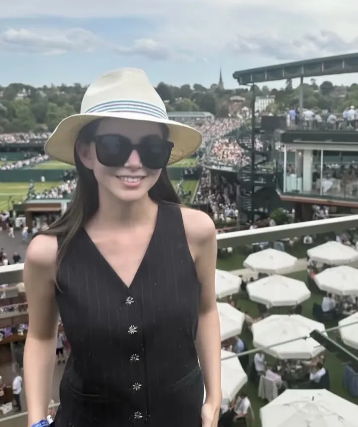 昆凌以黑色條紋背心穿出俐落優雅風格。翻攝IG