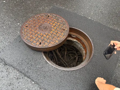 基隆安樂區驚傳巨響!疑電線走火釀人孔蓋炸飛 周邊住戶一度停電