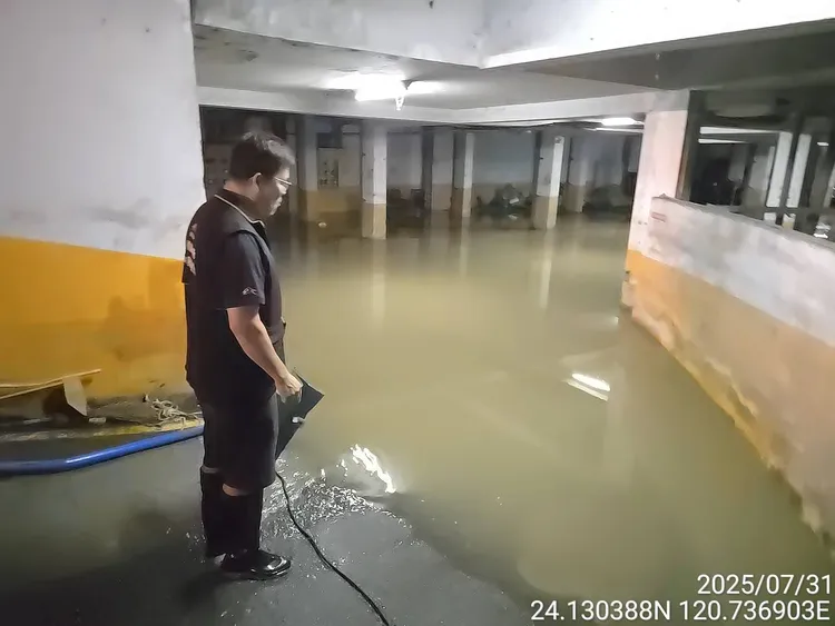 該社區大樓地下室積水一度高達50公分。市府提供