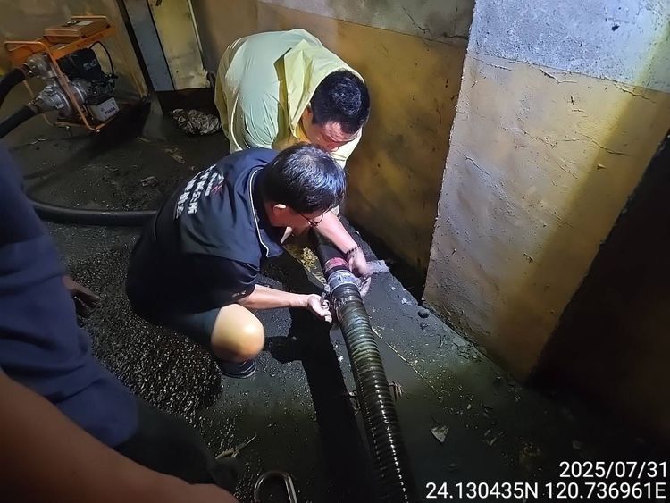 台中太平區大樓地下室積水　這里長通報移車救了30輛車
