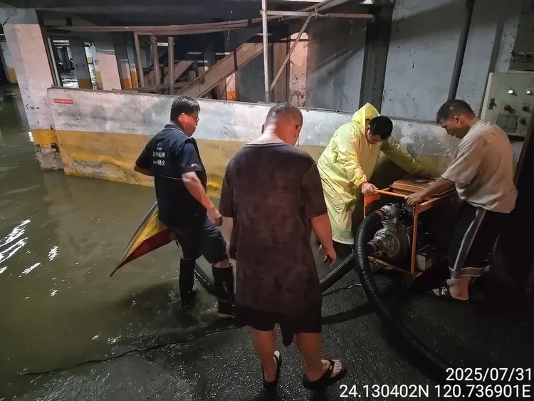 太平區長陳柏宏率公所團隊備妥抽水機，與聖和里長劉佳明等人協助積水的大樓抽水。市府提供