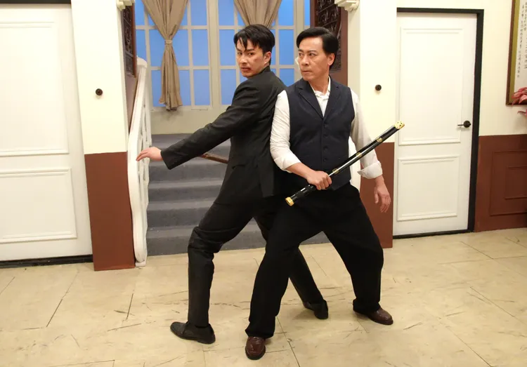 張雁名(左)拍到滿臉是血，尹昭德嚇一跳。台視提供