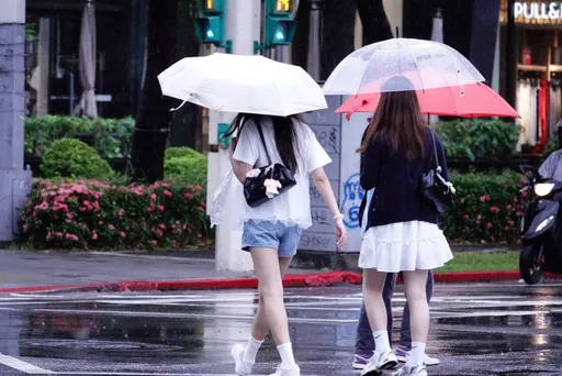 8縣市豪大雨!外圍環流+低壓帶「接力濕1週」 這天雨區擴全台