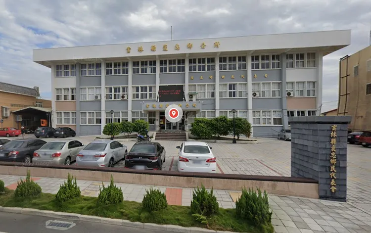 職員申訴鄉長陳建名職場罷凌，在禮堂上班不准吹冷氣、與人交談，7件事中有6件成立。取自google map