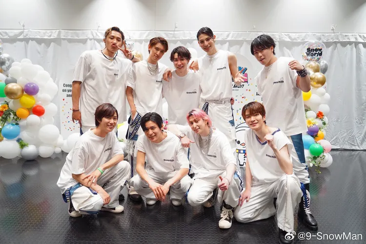 Snow Man於4月19、20日在日本國立競技場、6月7、8日在日產體育場舉行演唱會，共動員28.4萬人。翻攝Snow Man微博