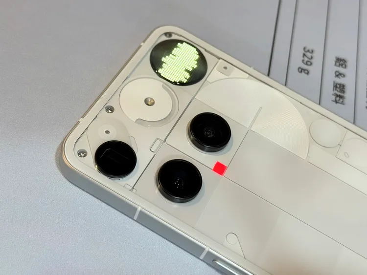 Phone（3）的Glyph Toys提供如碼錶、電量顯示、轉瓶子等互動功能。趙筱文攝