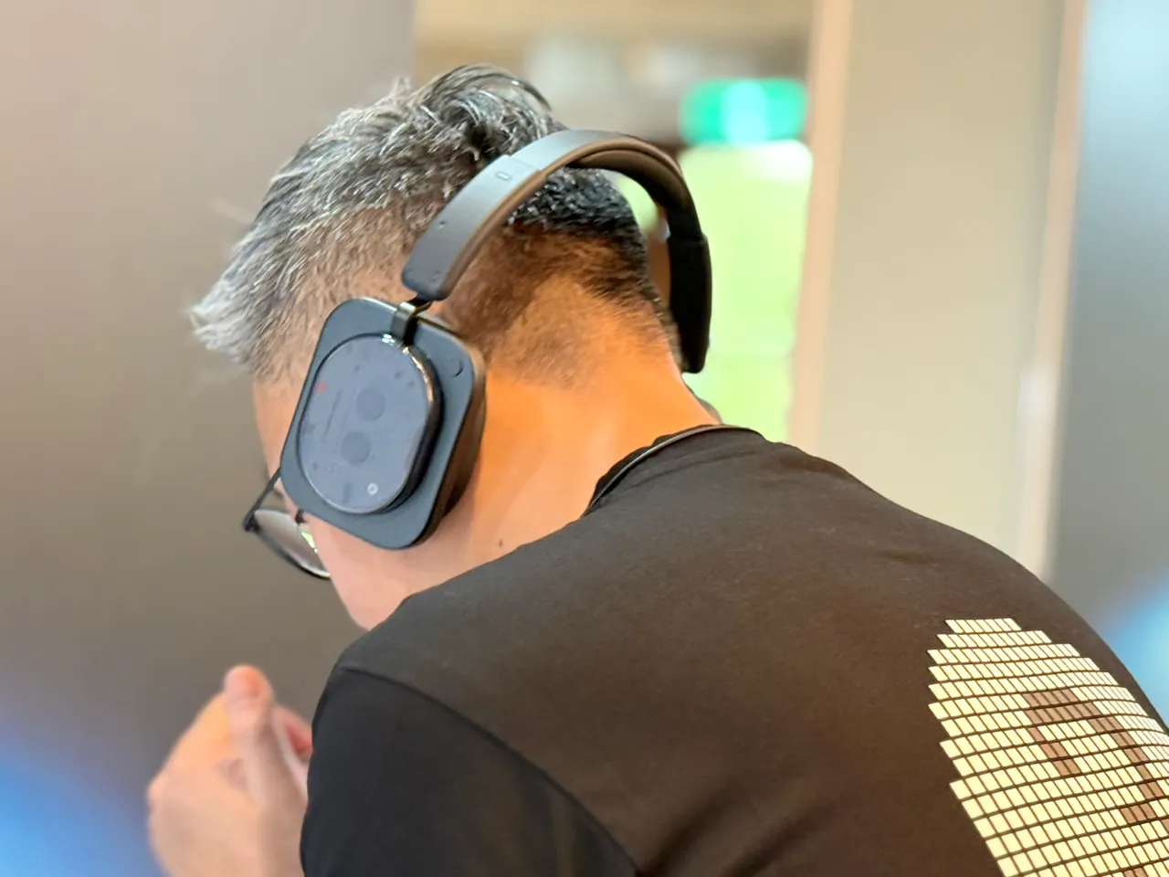 Headphone(1)具备Channel Hop快速切换功能,用户仅需轻按即可在音乐、Podcast、备忘录之间迅速跳转。赵筱文摄