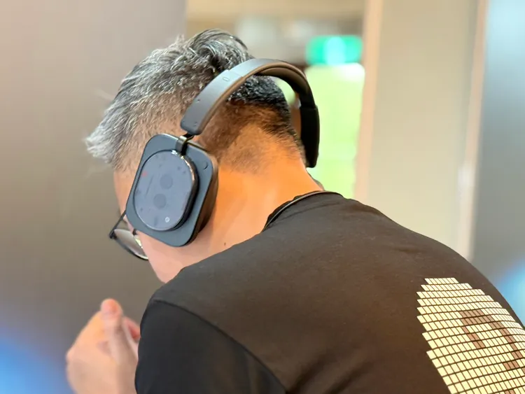 Headphone（1）具備Channel Hop快速切換功能，用戶僅需輕按即可在音樂、Podcast、備忘錄之間迅速跳轉。趙筱文攝