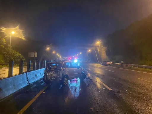 國3轎車自撞護欄再遭追撞 釀3車連環撞2人受傷