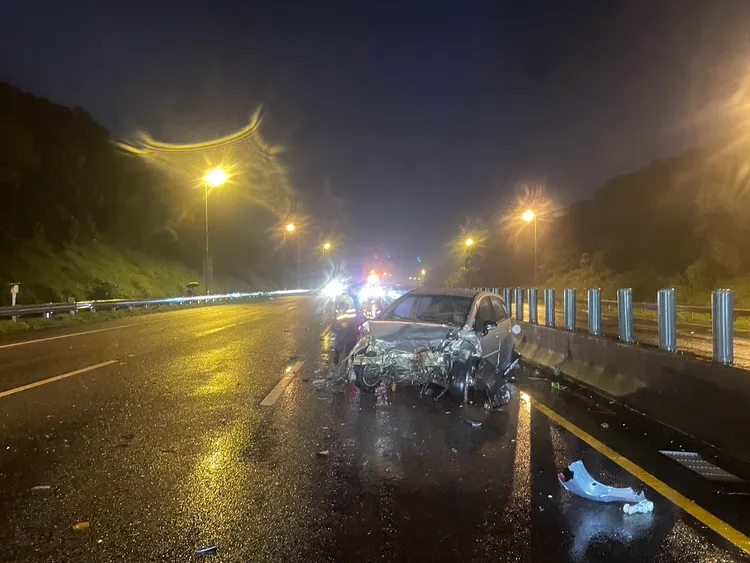 呂姓駕駛的轎車前後都撞爛。民眾提供