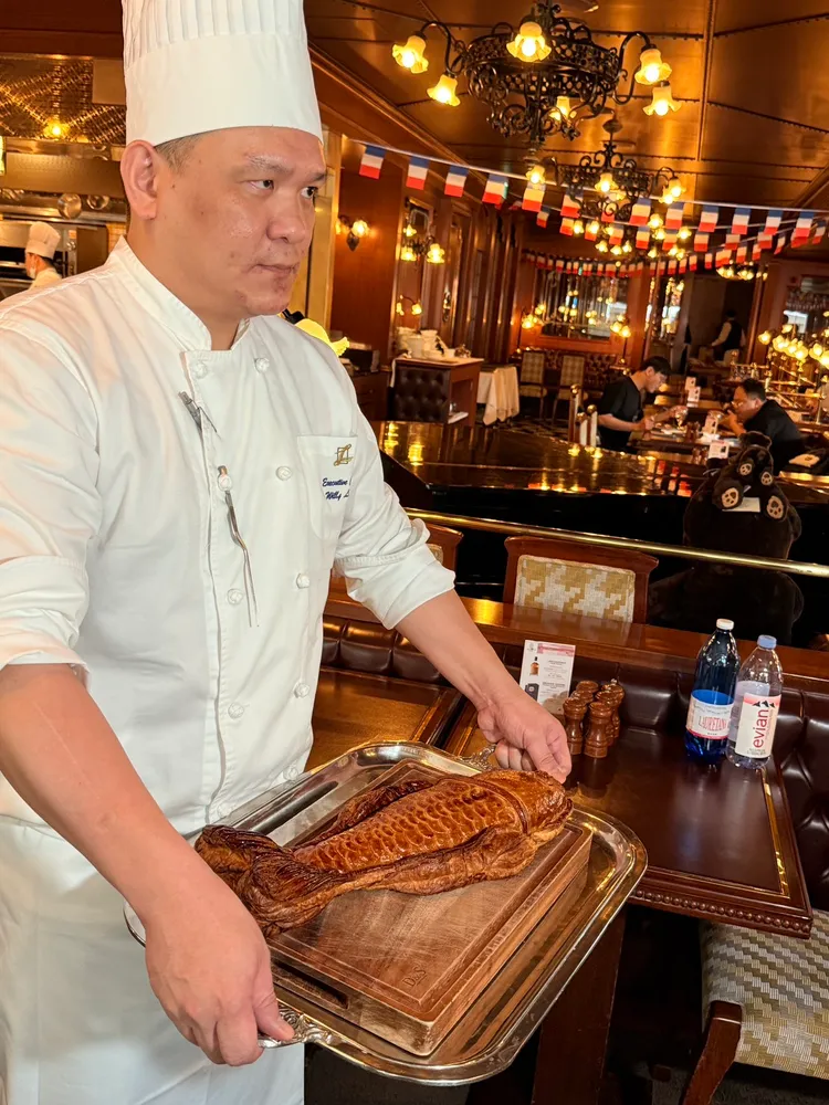 麗緻餐旅集團行政主廚廖偉立堅持傳統精神與道地作法，復刻博古斯的經典菜色「爐烤酥皮魚、修隆醬汁」。陳揚盛攝