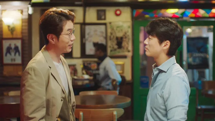 宋英奎（左）在《金牌救援》飾演團長，跟敵隊團長南宮珉搶洋將。翻攝SBS